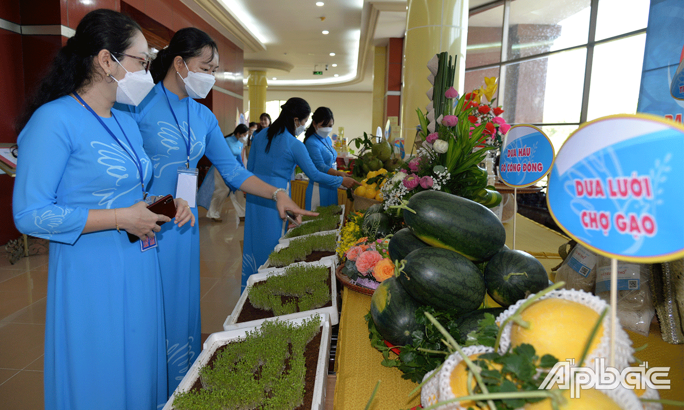 Đại biểu tham quan các gian hàng trưng bày nông sản, sản phẩm khởi nghiệp của phụ nữ tại đại hội.