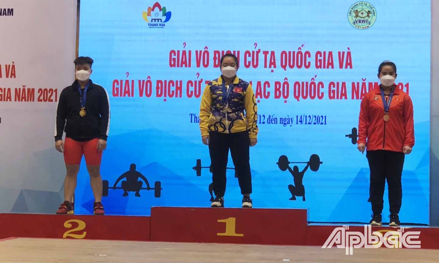 VĐV Lâm Thị Mỹ Lê (giữa) xuất sắc đoạt 2 HCV tại Giải Vô địch Cử tạ quốc gia và 2 HCV tại Giải Vô địch các CLB Cử tạ quốc gia.