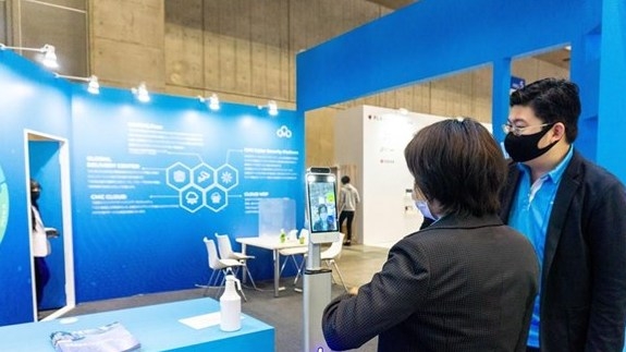 Visitors at the IT Week Japan 2021 (Photo: VNA).