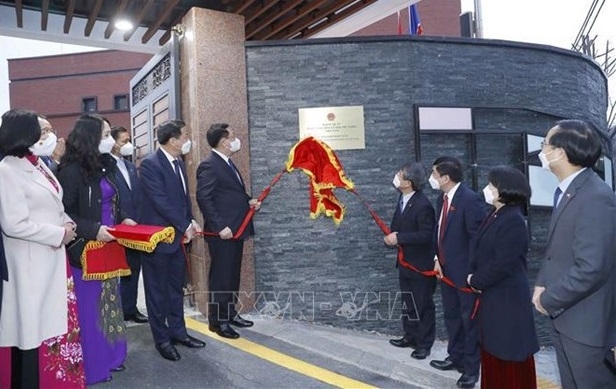 National Assembly Chairman Vuong Dinh Hue on December 14 attended a ceremony to put up the nameplate of the new headquarters of the Vietnamese Embassy in Seoul. (Photo: VNA).