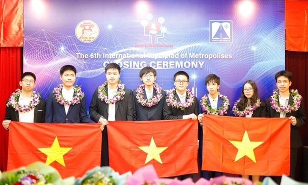 The delegation of Hanoi students ranked second at the 6th International Olympiad of Metropolises that took place in Moscow from December 6-13. (Photo: VNA).