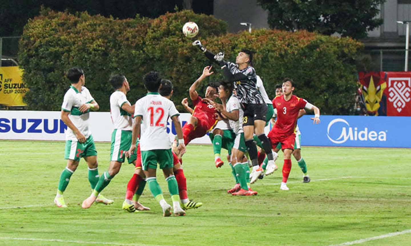 Các cầu thủ tấn công của Việt Nam đã chơi thiếu hiệu quả trước lối chơi tử thủ của Indonesia. Ảnh: Vietnamnet.vn