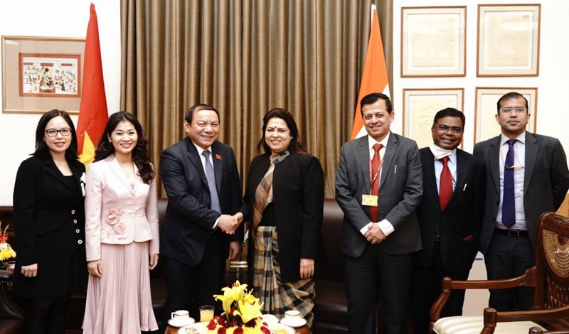 Minister Nguyen Van Hung received by Meenakashi Lekhi.