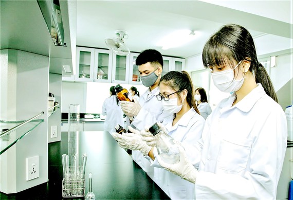 Sinh viên năm cuối Trường ĐH Công nghiệp TPHCM thực hành thí nghiệm tại phòng thí nghiệm Công nghệ sinh học và thực phẩm.