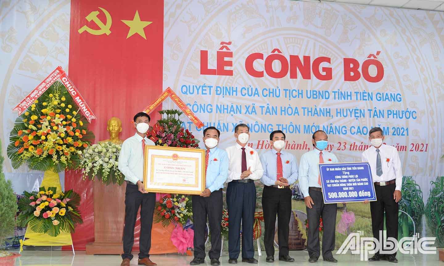 Xã Tân Hòa Thành đón nhận bằng công nhạn xã đạt chuẩn nông thôn mới nâng cao.