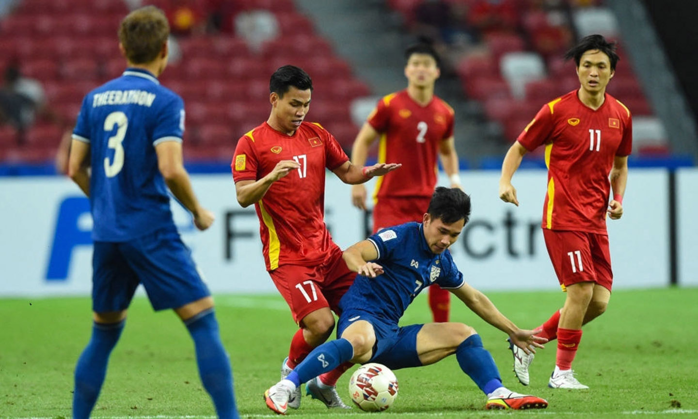 Các cầu thủ Việt Nam đã chơi quá rời rạc trong trận đấu với Thái Lan. Ảnh: Vietnamnet.vn