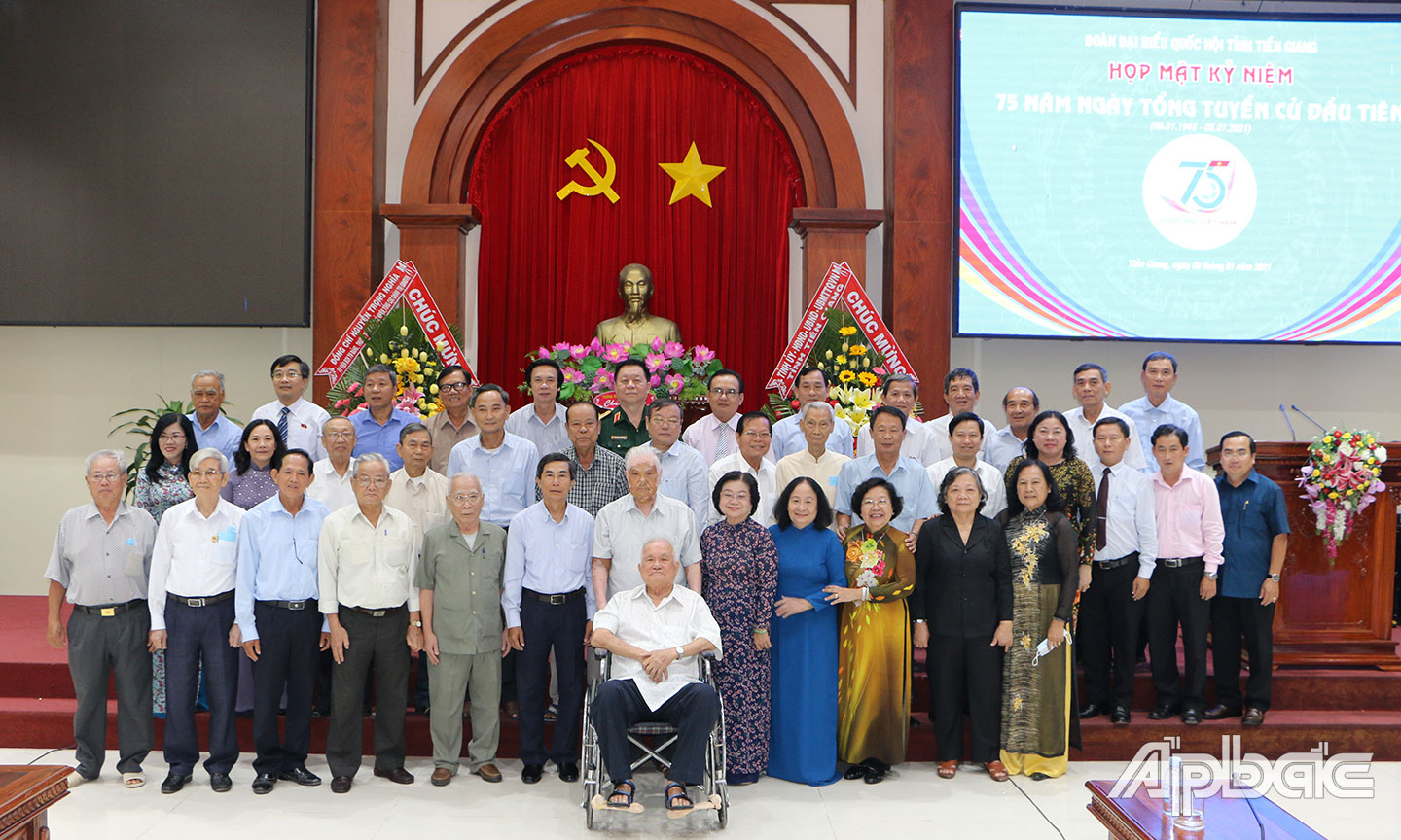 Các ĐBQH đơn vị tỉnh Tiền Giang chụp ảnh lưu niệm cùng lãnh đạo tỉnh tại buổi Họp mặt kỷ niệm 75 năm Ngày Tổng tuyển cử đầu tiên (6-1-1946 - 6-1-2021).                            Ảnh: THU HOÀI
