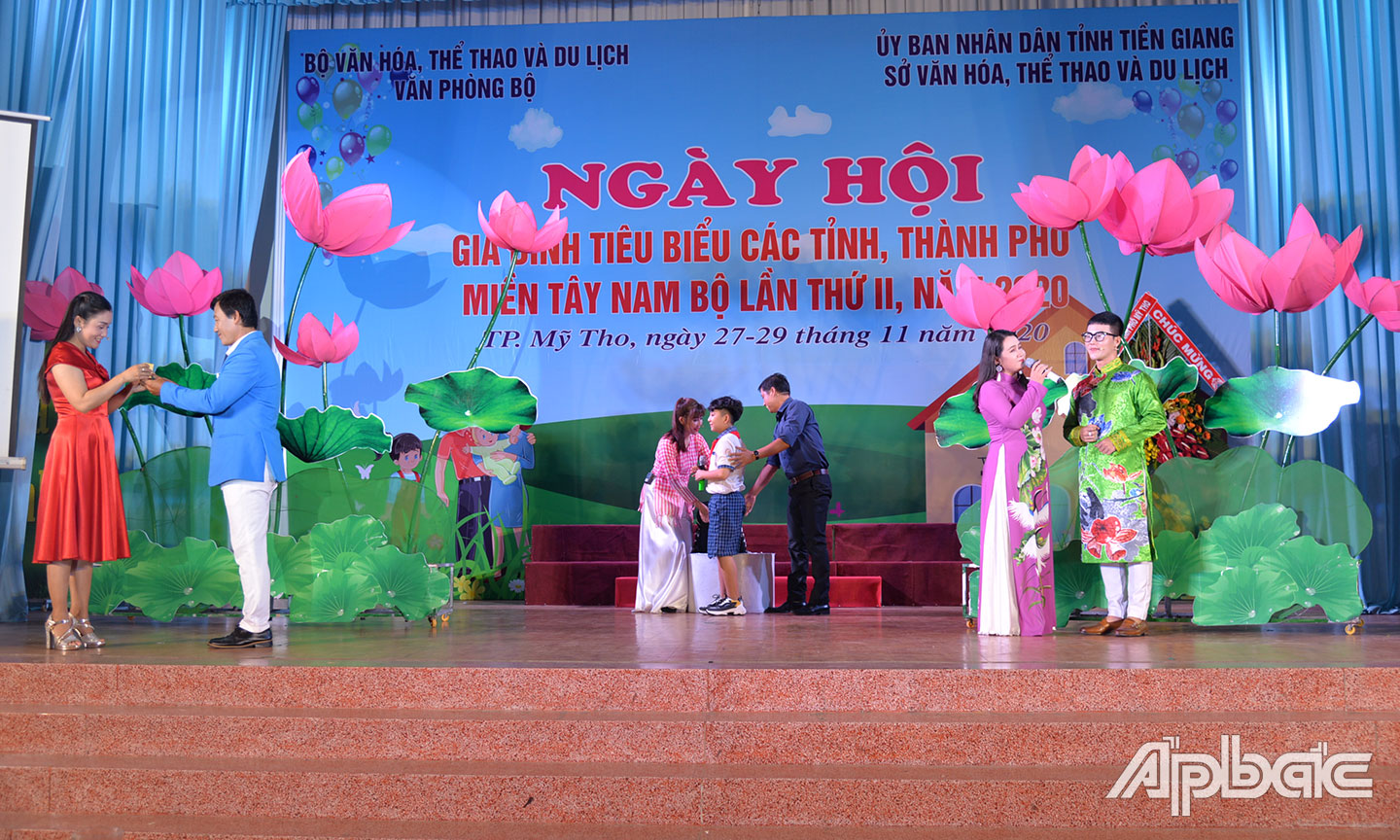 Các gia đình tham gia Ngày hội Gia đình tiêu biểu các tỉnh, thành phố miền Tây Nam bộ lần thứ II, năm 2020 tổ chức tại Tiền Giang. 