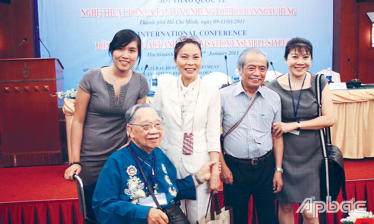 GS Trần Văn Khê tại Hội thảo quốc tế Nghệ thuật đờn ca tài tử và lối hòa đàn ngẫu hứng năm 2011.