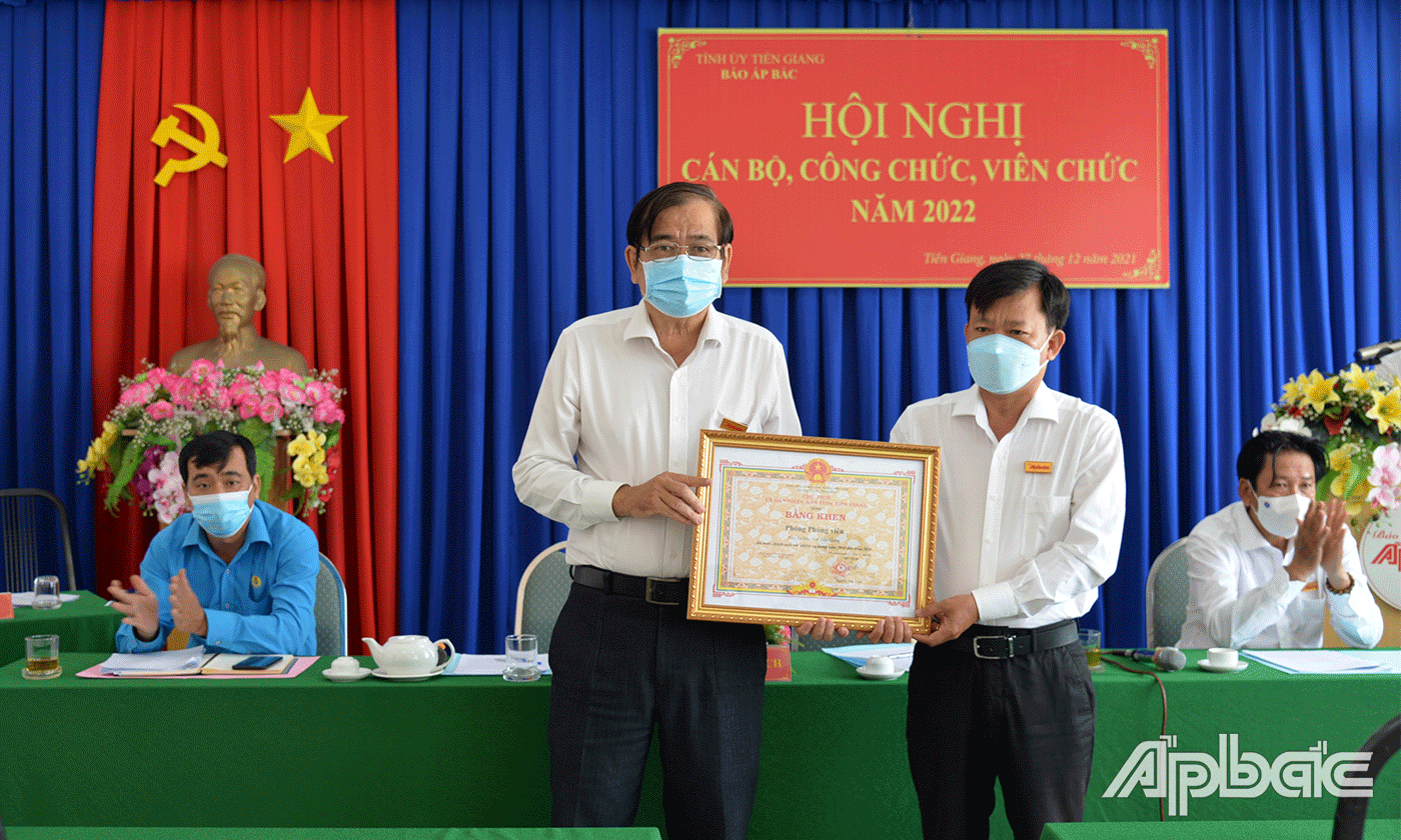 Đồng chí Nguyễn Minh Tân, Tổng Biên tập Báo Ấp Bắc trao bằng khen của UBND tỉnh cho tập thể Phòng Phóng viên.