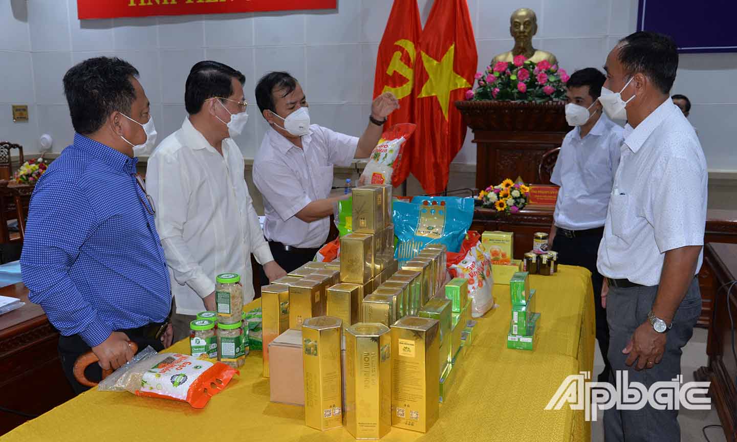 Đồng chí Phạm Văn Trọng cùng với các thành viên Hội đồng tham quan các sản phẩm được đánh giá phân hạng đợt này.