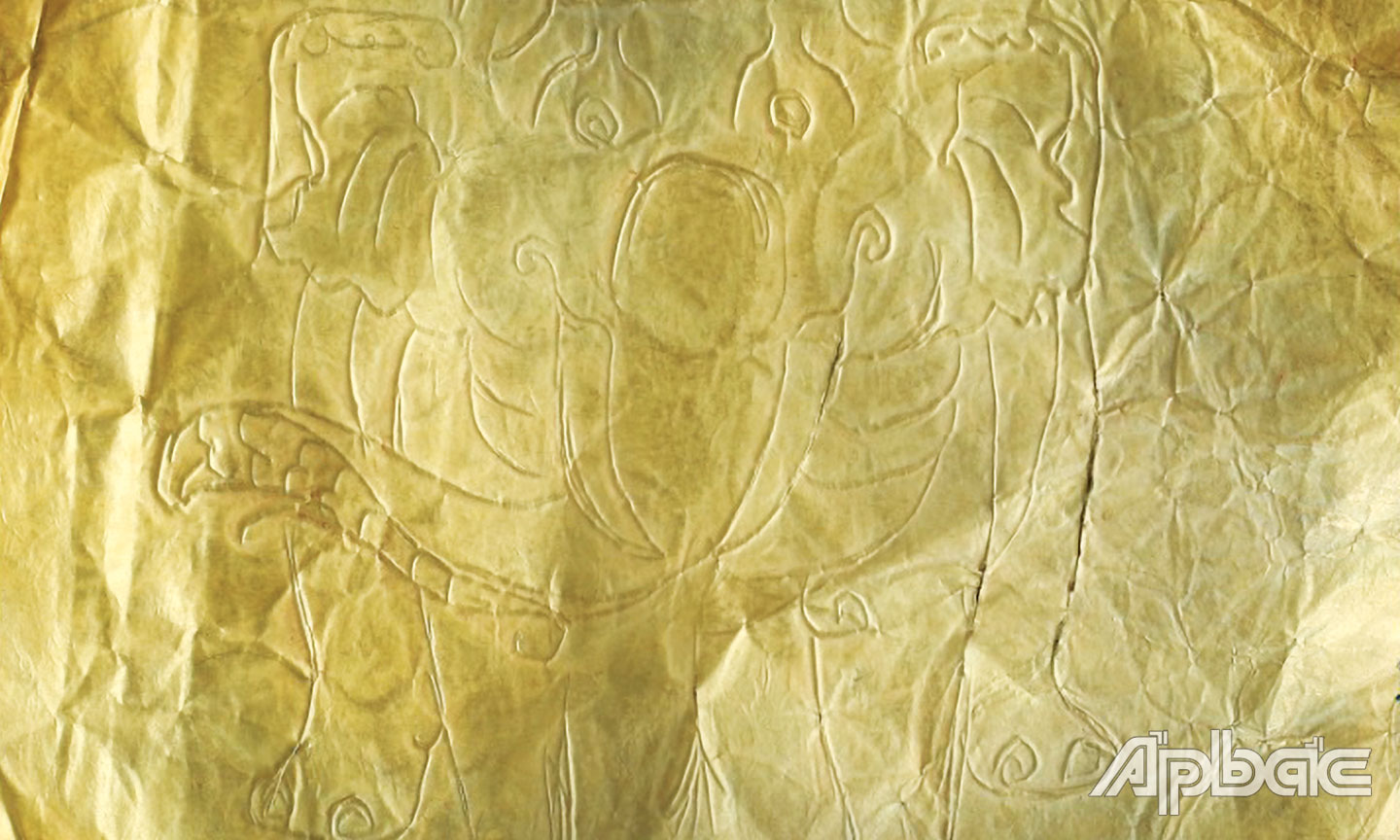 Hoa văn của 1 hiện vật vàng lá chạm khắc hình voi.