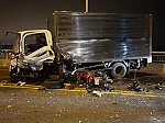 Xe 4 chỗ tông xe tải trên cầu Rạch Miễu, 3 người bị thương