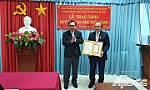 Đồng chí Nguyễn Chí Trung nhận Huy hiệu 30 năm tuổi Đảng