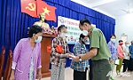 Đại tá Nguyễn Văn Nhựt thăm, chúc tết gia đình chính sách