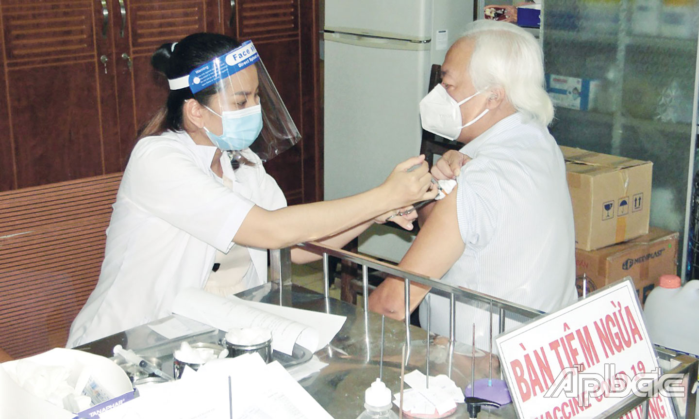 Tiền Giang đang tiến hành tiêm mũi vắc xin Covid-19 bổ sung và tăng cường cho người từ 18 tuổi trở lên.