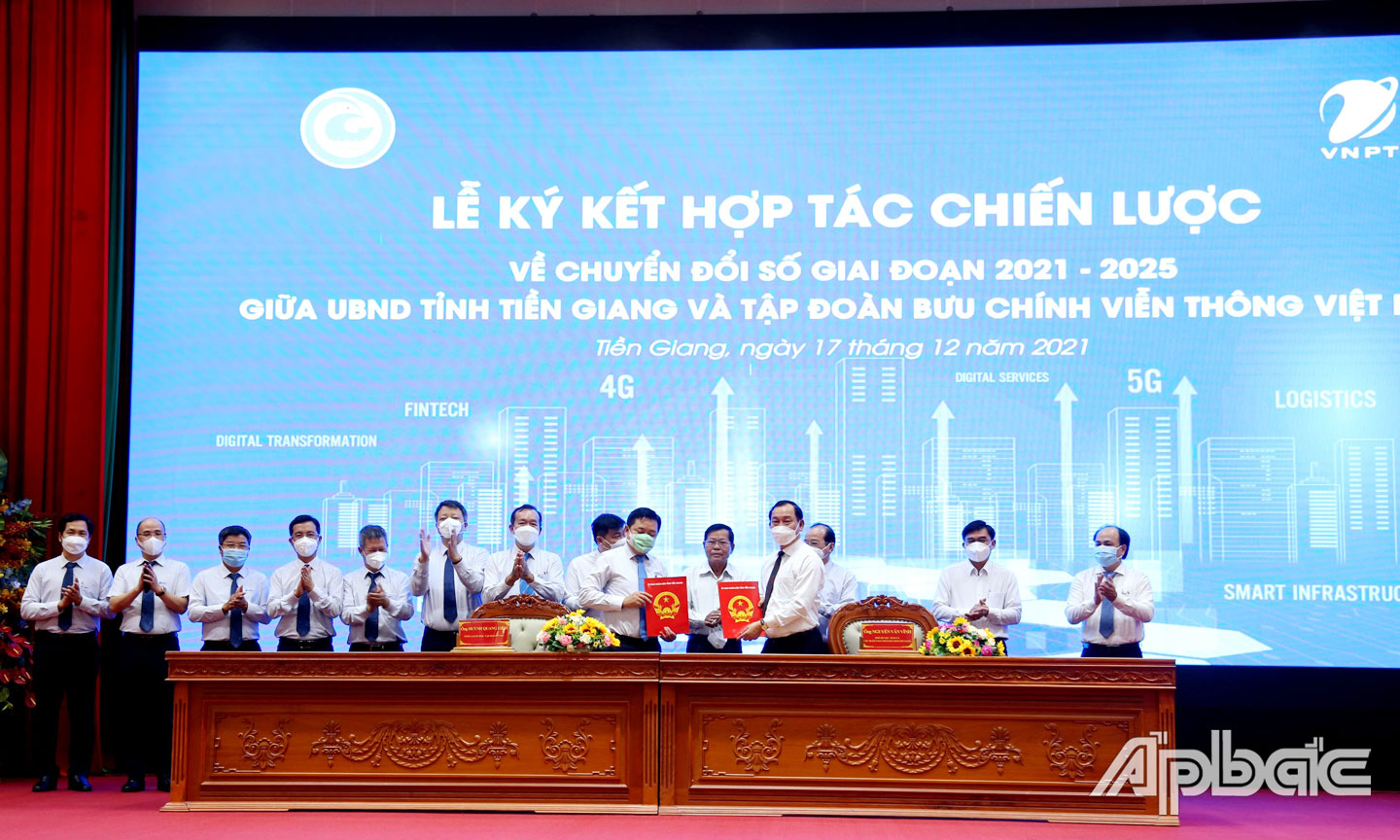 UBND tỉnh Tiền Giang và Tập đoàn VNPT ký kết thỏa thuận hợp tác chiến lược về chuyển đổi số tỉnh Tiền Giang giai đoạn 2021 - 2025.      	              Ảnh: SỬU MINH