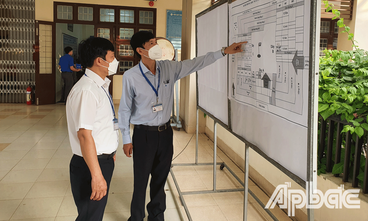 Trường THPT Chuyên Tiền Giang vẽ sơ đồ tổ chức  phòng học trong ngày đầu cho học sinh trở lại trường. 