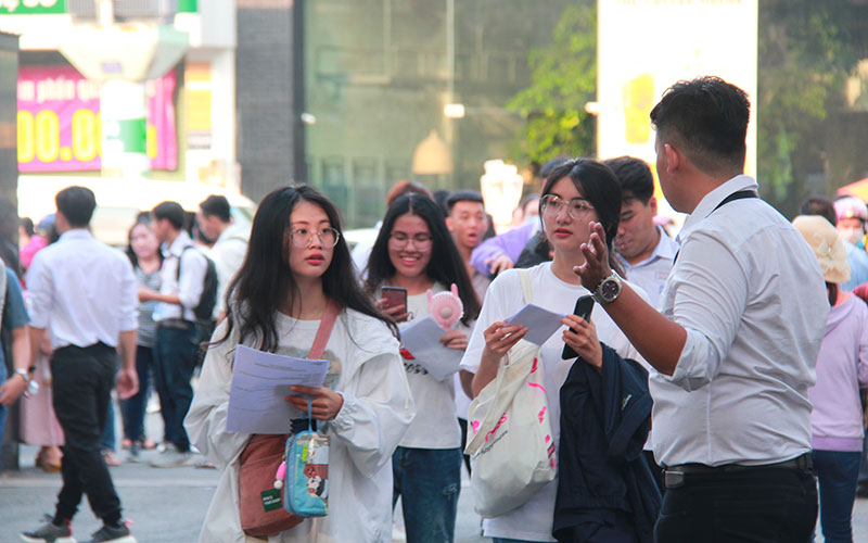 Sinh viên Ðại học Quốc gia TP Hồ Chí Minh.
