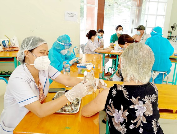 Tiêm vaccine mũi bổ sung cho người dân huyện Hóc Môn, TPHCM.