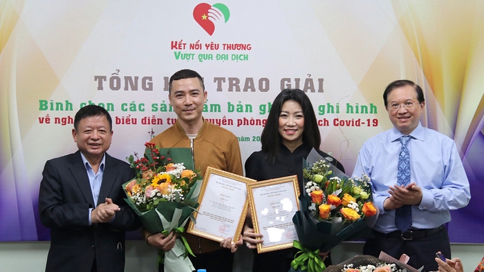 The most outstanding works receive first prizes. (Photo: NDO).