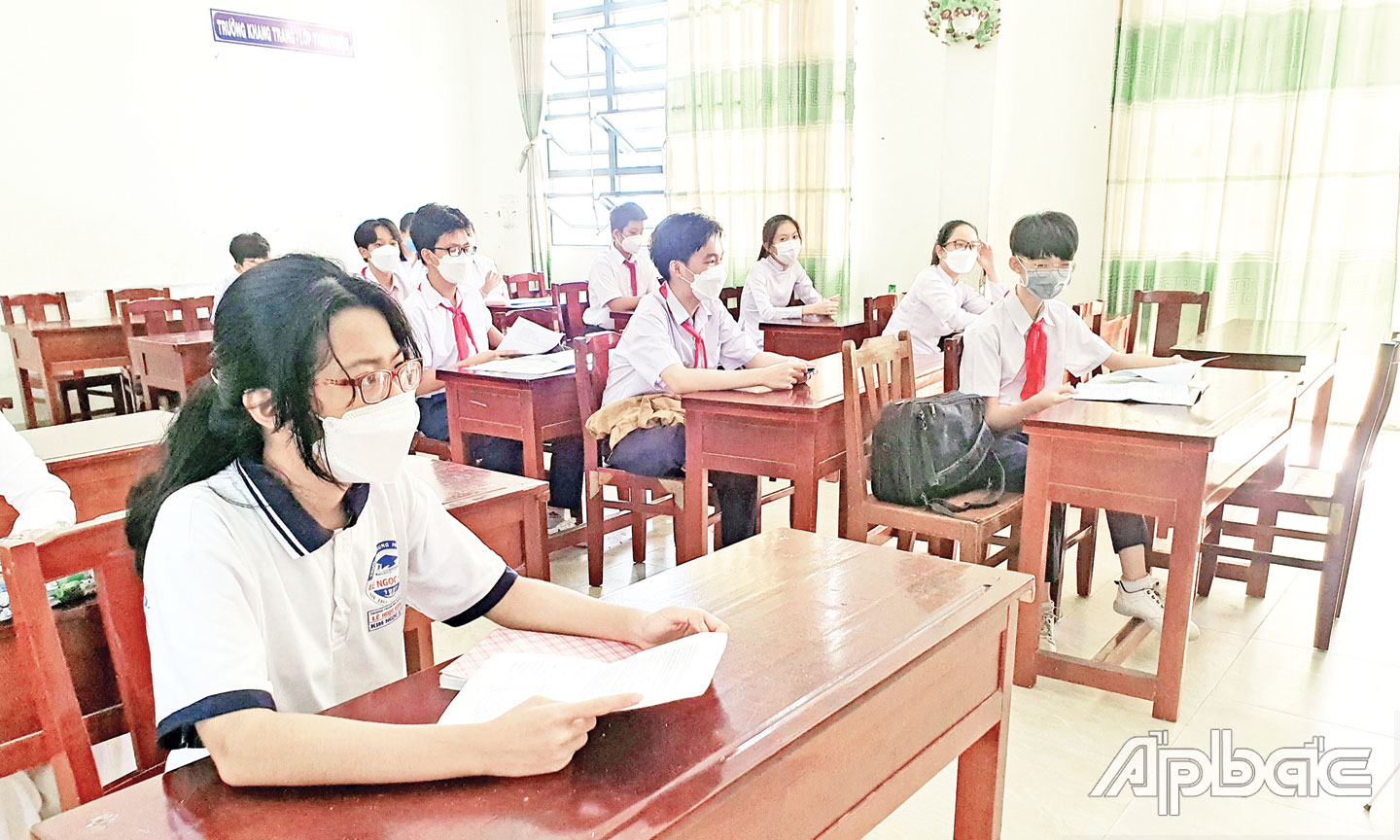 Học sinh lớp 9, Trường THCS Lê Ngọc Hân học trực tiếp.