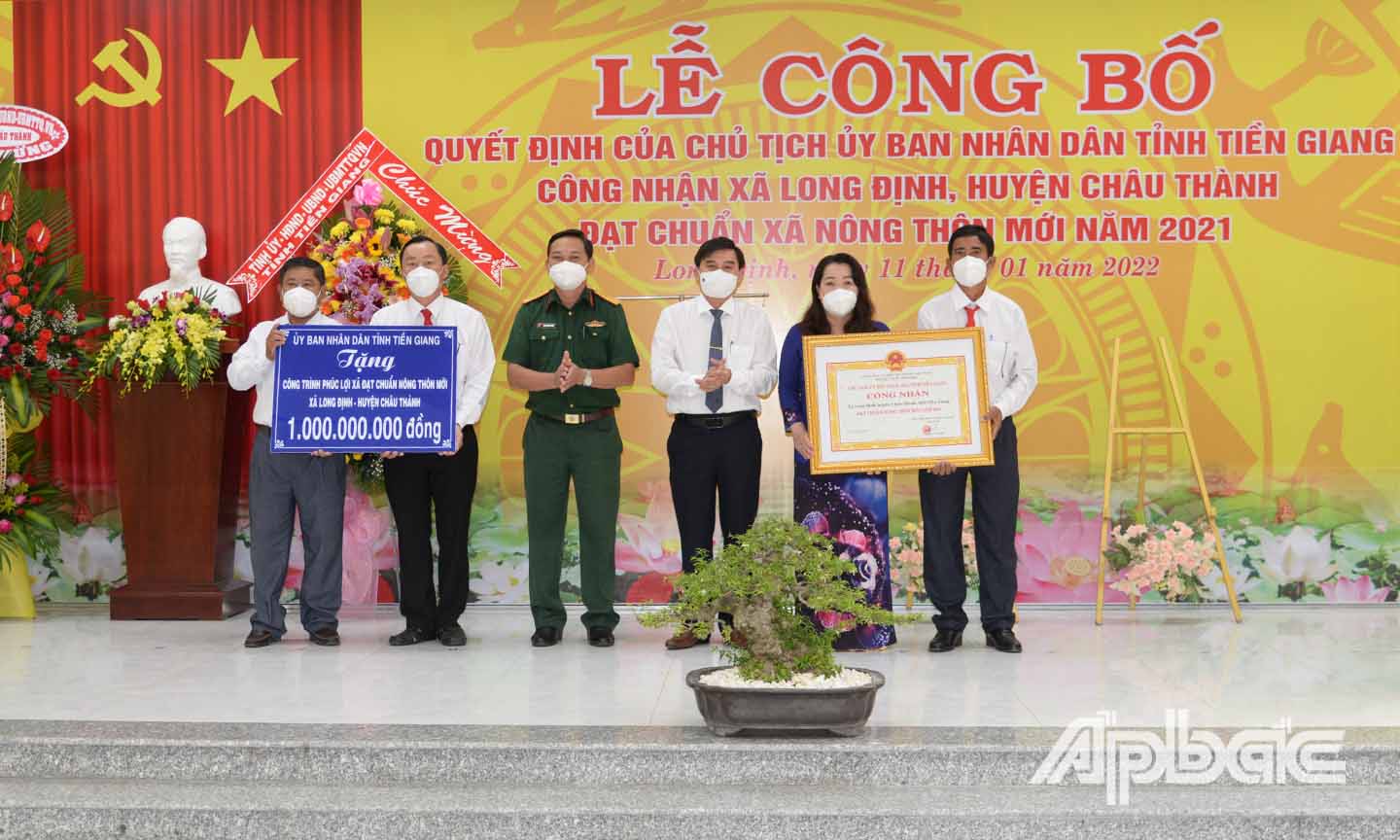 Đồng chí Nguyễn Văn Mười trao bằng công nhận xã đạt chuẩn NTM và Đại tá Phạm Văn Thanh trao bảng tượng trưng tặng công trình phúc lợi trị giá 1 tỷ đồng cho