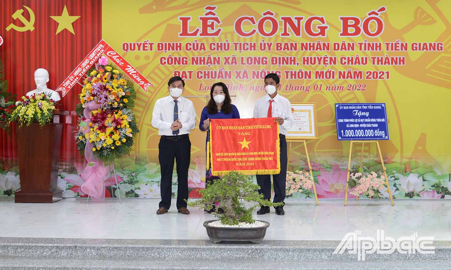 Đồng chí Nguyễn Văn Mười tặng cờ thi đua cho Đảng bộ, Chính quyền và nhân dân xã Long Định.