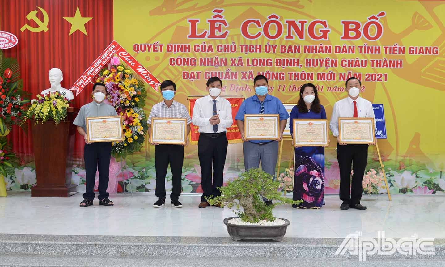 Đồng chí Nguyễn Văn Mười trao bằng khen của UBND tỉnh cho các tập thể, cá nhân có thành tích xuất sắc.