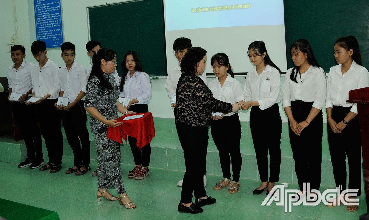 Các sinh viên Tiền Giang đang học tập tại TP. Cần Thơ nhận học bổng do Ban Liên lạc tại  TP. Cần Thơ vận động. (Ảnh chụp trước thời điểm dịch bệnh bùng phát).