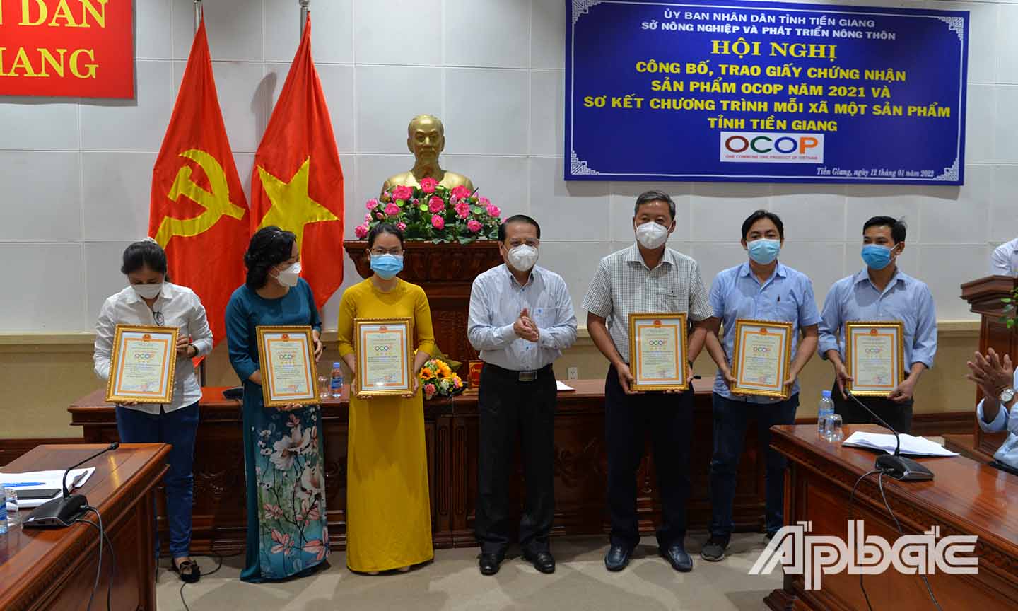 Đồng chí Phạm Văn Trọng trao chứng nhận sản phẩm OCOP cho các chủ thể sản xuất.