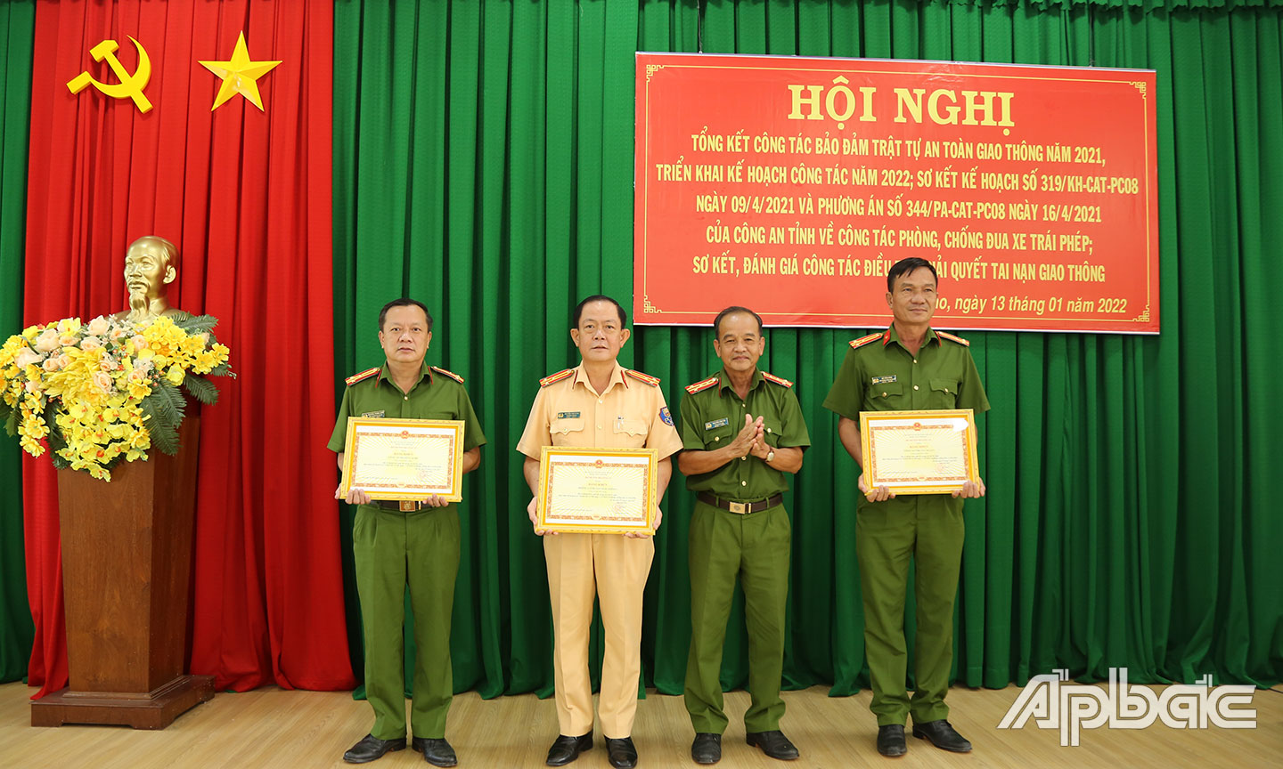 Đại tá Nguyễn Văn Tảo trao bằng khen Bộ Công an cho tập thể thành tích xuất sắc trong công tác phòng chống đua xe trái phép.