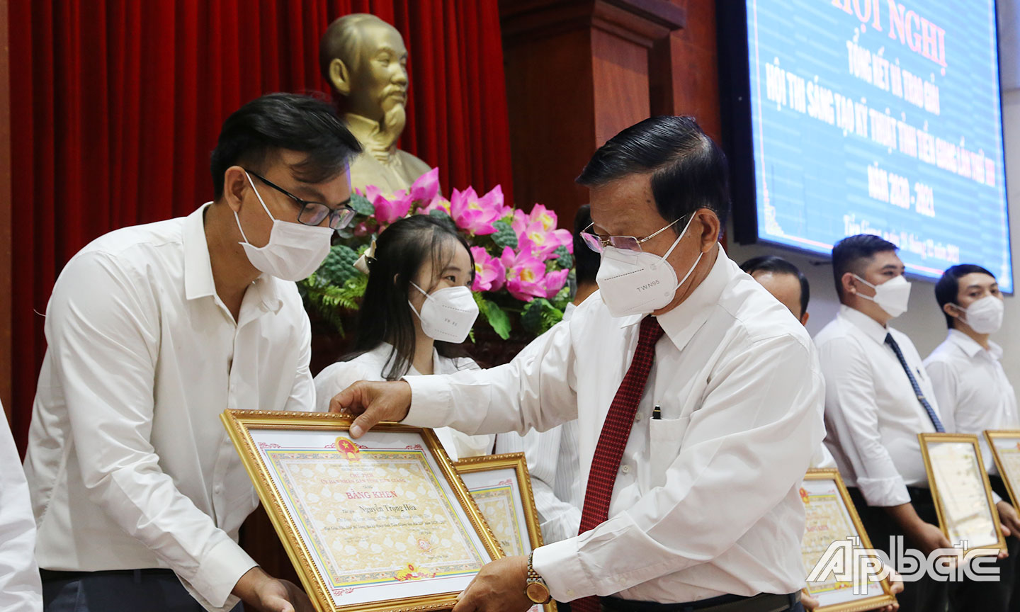 Ban Tổ chức trao thưởng cho các tập thể, cá nhân đoạt giải cao Hội thi lần thứ XIV.