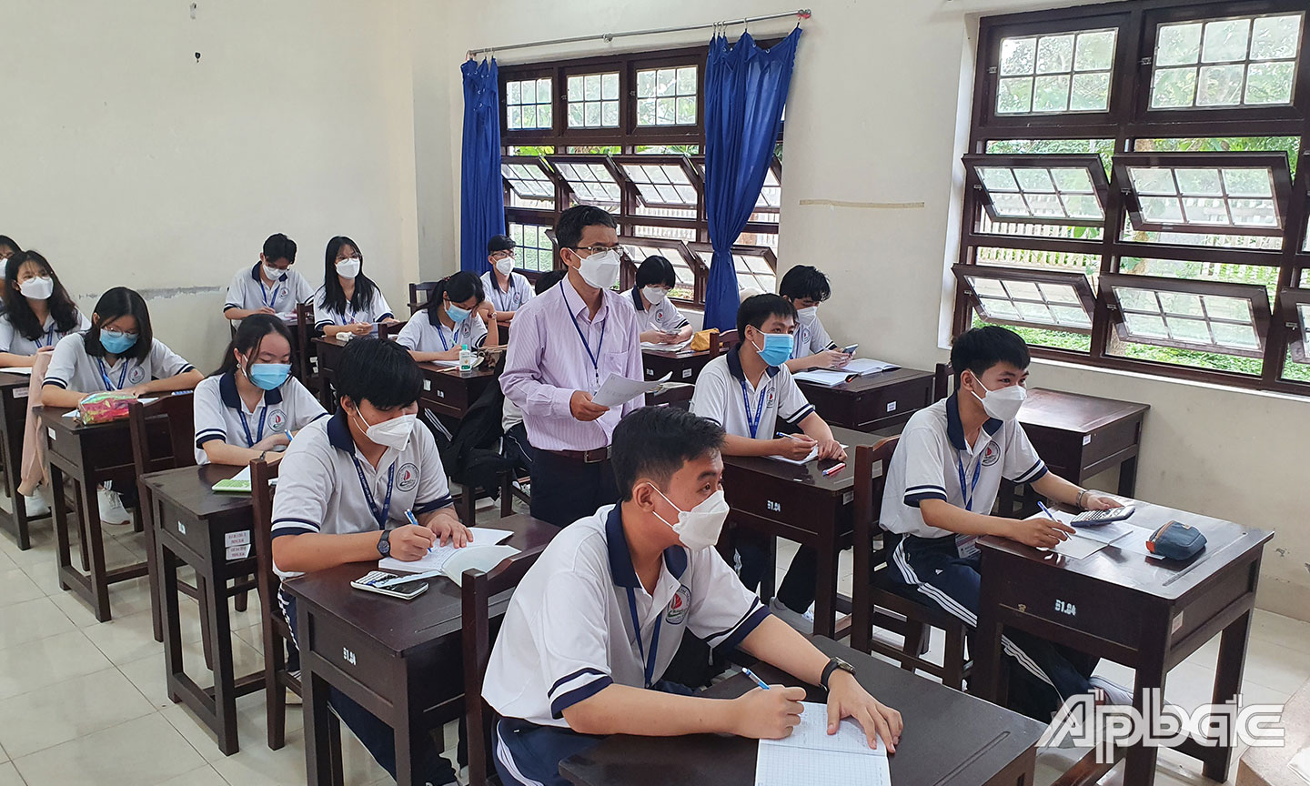 Học sinh lớp 12 Trường THPT Chuyên Tiền Giang đến trường học trực tiếp. 