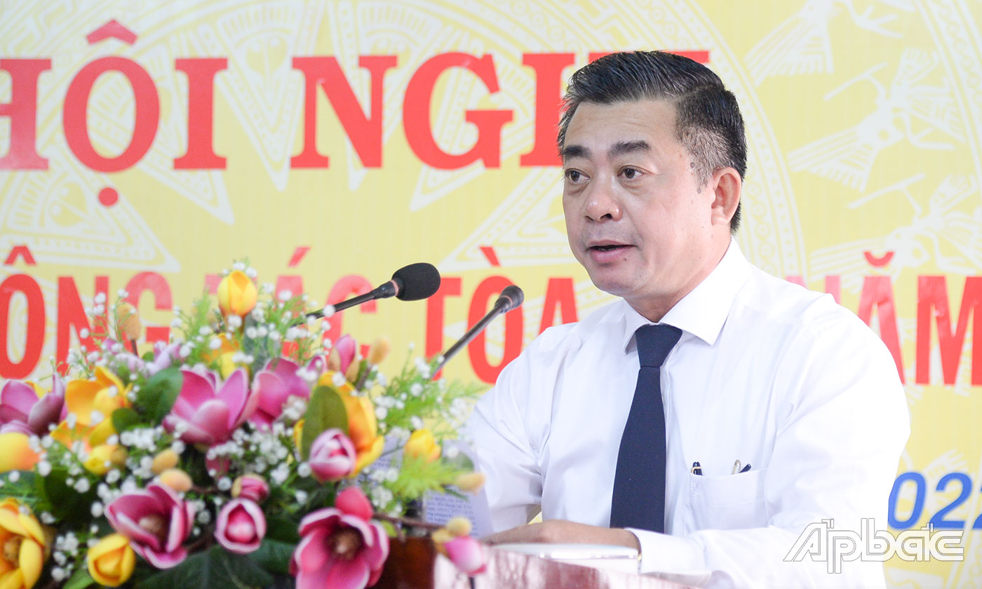 Tỉnh ủy viên, Chánh án Tòa án nhân dân tỉnh Tiền Giang Huỳnh Xuân Long phát biểu tại hội nghị.