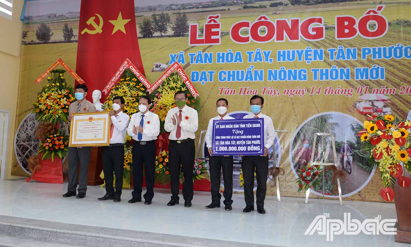 Đồng chí Đỗ Tấn Hùng và đồng chí Phạm Văn Trọng trao bằng công nhận và bảng tượng trưng tặng công trình phúc lợi cho xã Tân Hòa Tây.