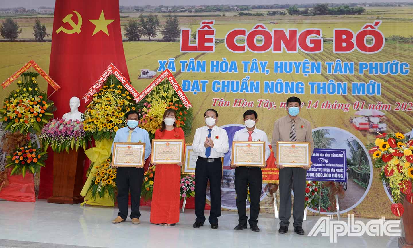 Đồng chí Phạm Văn Trọng trao bằng khen cho các cá nhân có thành tích xuất sắc trong xây dựng xã nông thôn mới Tân Hòa Tây.