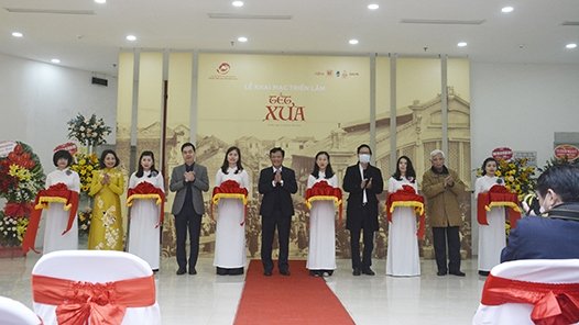 Delegates cut the ribbon to open the exhibition. (Photo: National Archives Centre No.1).