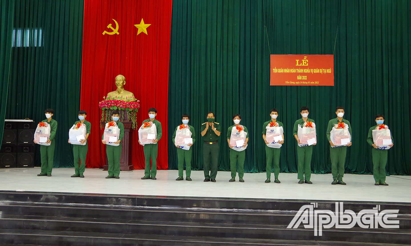 Đại tá Nguyễn Tiến Dũng, Chỉ huy trưởng Bộ đội Biên phòng Tiền Giang trao quyết định xuất ngũ và tặng quà cho các quân nhân.