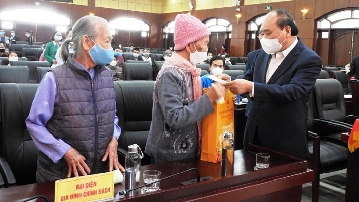 President Nguyen Xuan Phuc presents Tet gifts to poor residents in Da Nang (Photo: NDO/Thanh Tung).