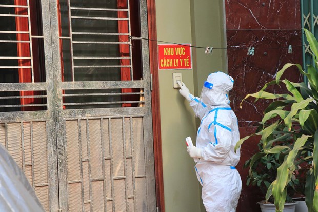 Nhân viên y tế đến nhà F0 tại Bắc Ninh để đưa thuốc và lấy mẫu xét nghiệm SARS-CoV-2. (Ảnh: Thái Hùng/TTXVN)