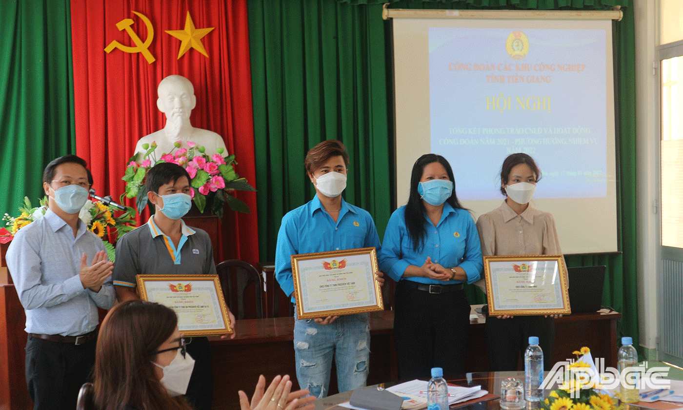 Liên đoàn Lao động tỉnh Tiền Giang trao bằng khen cho các tập thể
