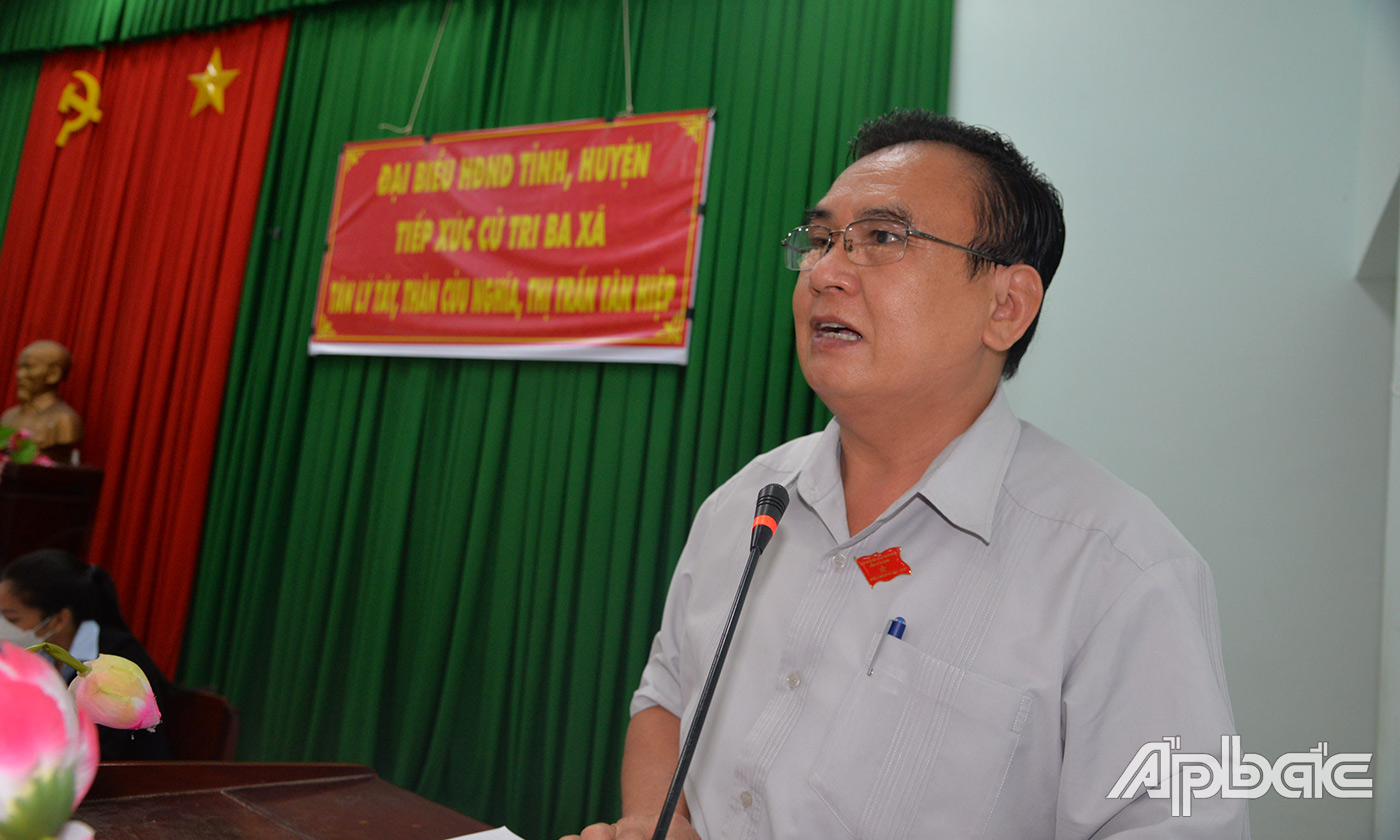 Đồng chí Võ Văn Bình phát biểu ý kiến tại buổi tiếp xúc.