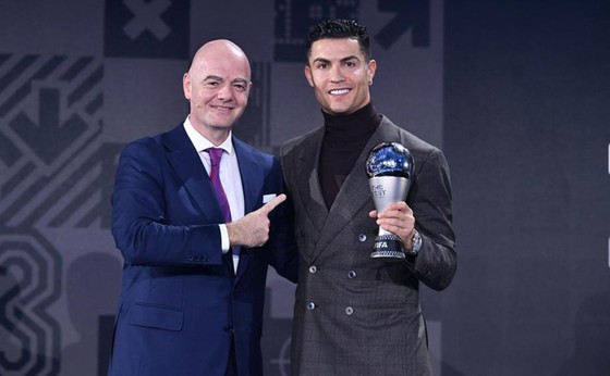 Cristiano Ronaldo nhận giải thưởng đặc biệt vì thành tích phá kỷ lục ghi bàn mọi thời đại.
