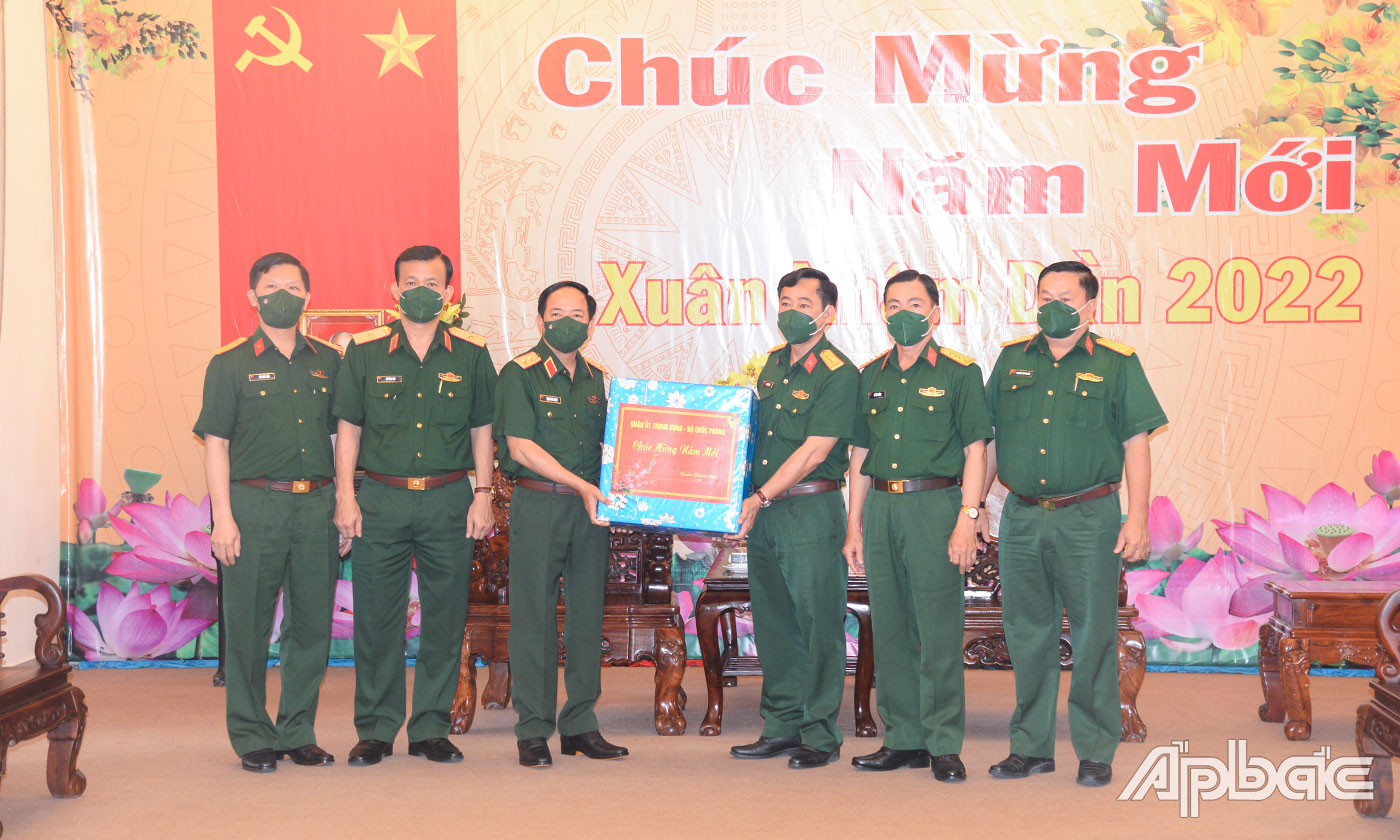 Trung tướng Trịnh Văn Quyết (thứ 3 từ trái qua) tặng quà cho Bộ Chỉ huy quân sự tỉnh Tiền Giang.