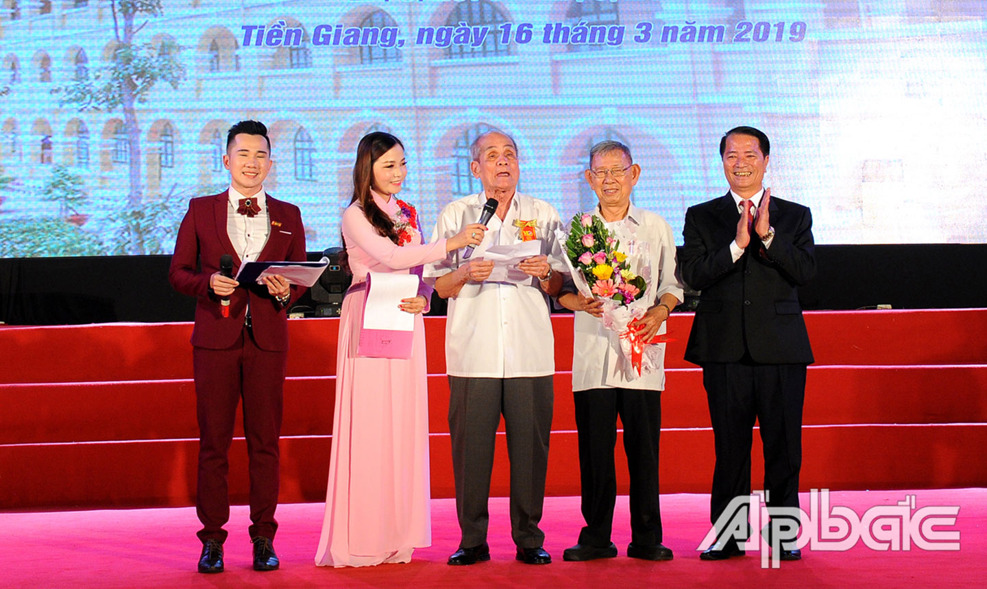 Cựu học sinh Lê Quang Thành (đứng giữa) về tham dự Lễ kỷ niệm 140 năm Ngày thành lập Trường THPT Nguyễn Đình Chiểu 17-3-1879 - 17-3-2019. Ảnh: DUY NHỰT