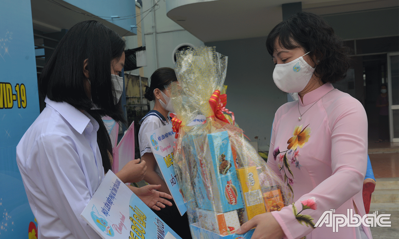 Đồng chí Nguyễn Thanh cầm, Ủy viên thường trực các vấn đề xã hội của Quốc hội trao quà cho các em học sinh.