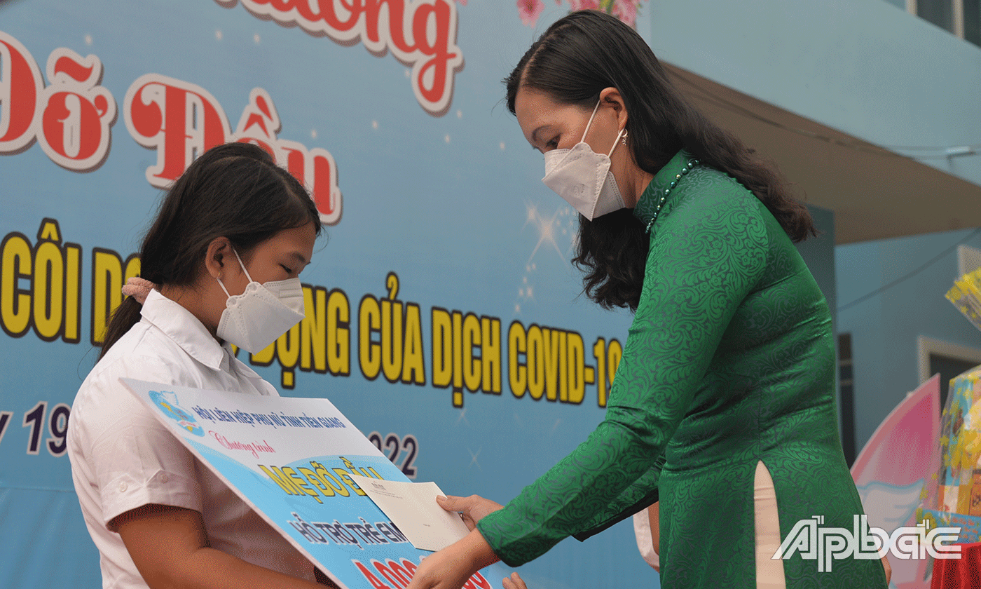 Chủ tịch Hội LHPN tỉnh Nguyễn Thị Kim Phượng trao tặng quà cho 2 trẻ mồ côi được nhận đỡ đầu.
