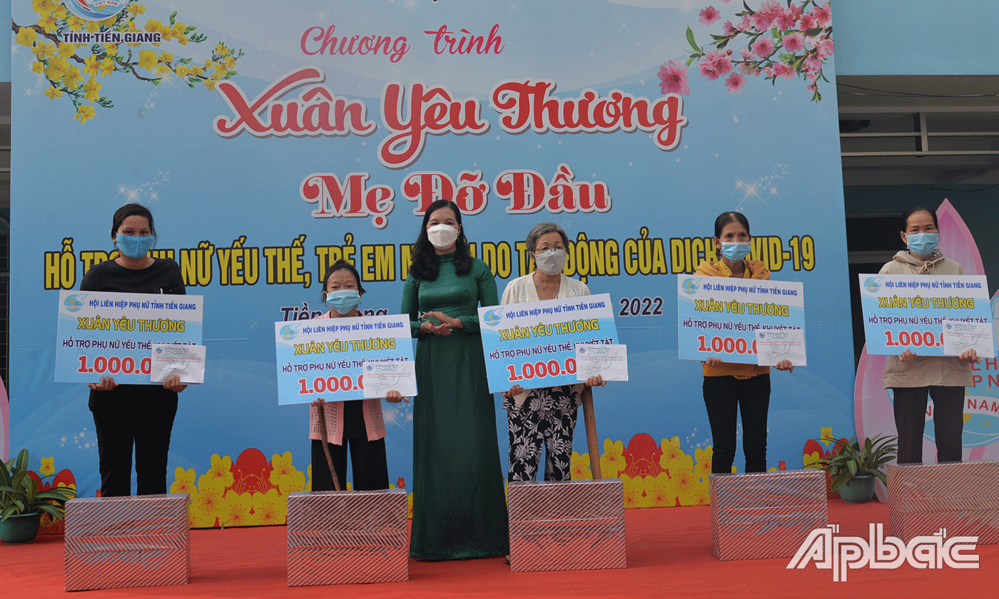 Chủ tịch Hội LHPN tỉnh Nguyễn Thị Kim Phượng trao tặng quà cho phụ nữ yếu thế.