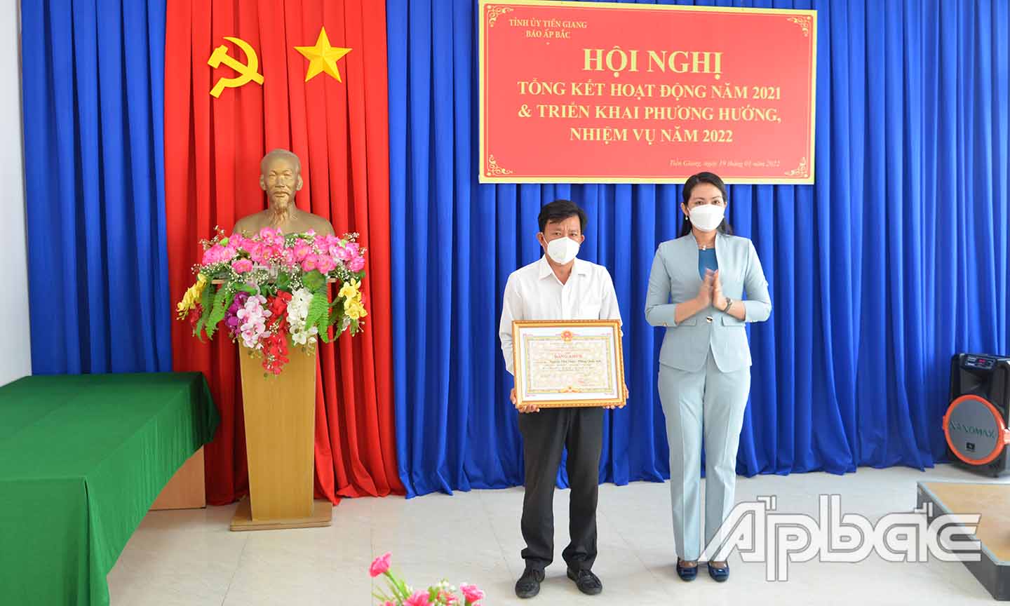Đồng chí Nguyễn Thị Uyên Trang trao bằng khen của UBND tỉnh cho nhóm tác giả đạt giải Đặc biệt tại Giải Báo chí Tiền Giang - Nguyễn Văn Nguyễn.